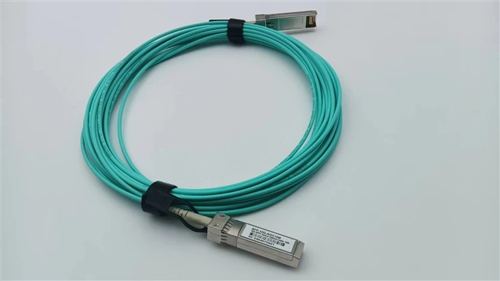 Cábla Optúil Gníomhach 40G QSFP+ (AOC)