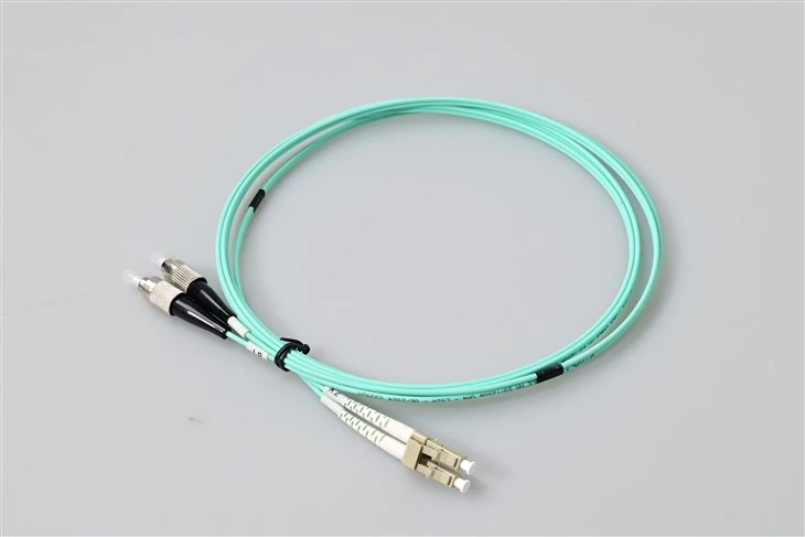 LC UPC go FC UPC OM3 Cábla Paiste Dúphléacsacha Ilmhód - G657A1 Bend Neamhíogair, 10mm Min. Ga Bend, 2.0mm LSZH